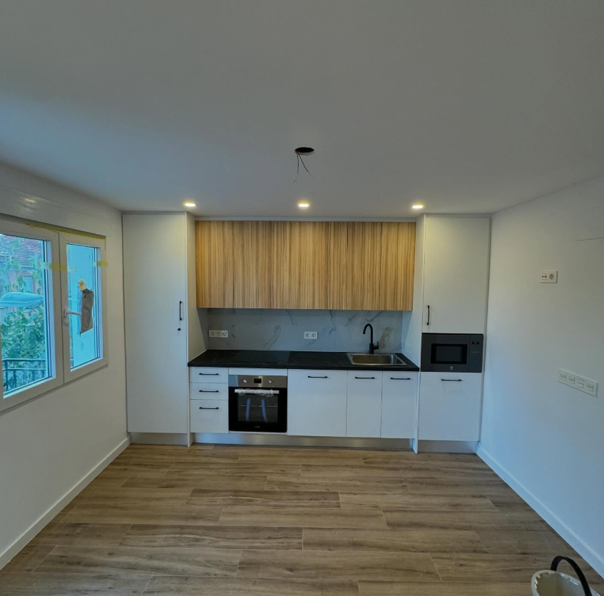 Cocina Moderna en Roble y Blanco
